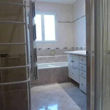 فندق Oustau